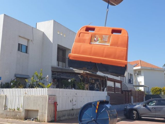 הפחים הכתומים מגיעים. דוברות העיריה