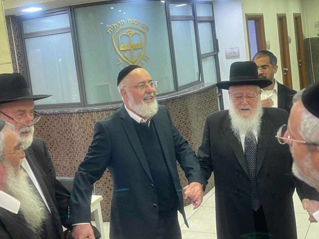 הדלקת נרות במועצה הדתית. מ' מיכאלי