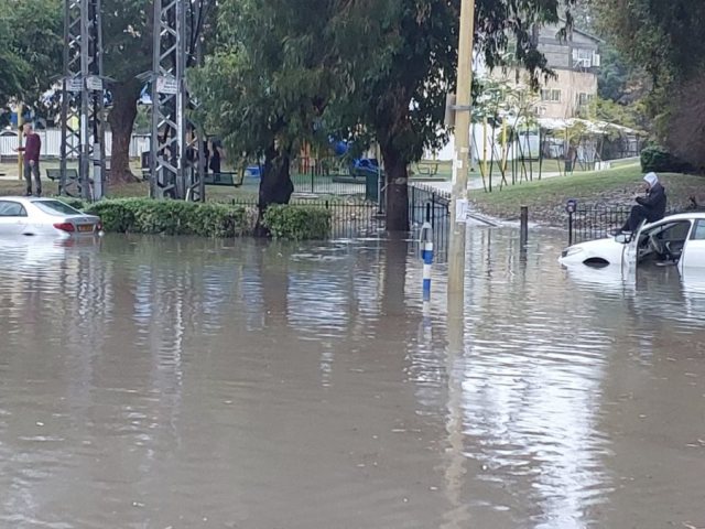 הצפה ברחוב הרב לוין יצחק הנשיא (צילום: ברוך פרידמן)