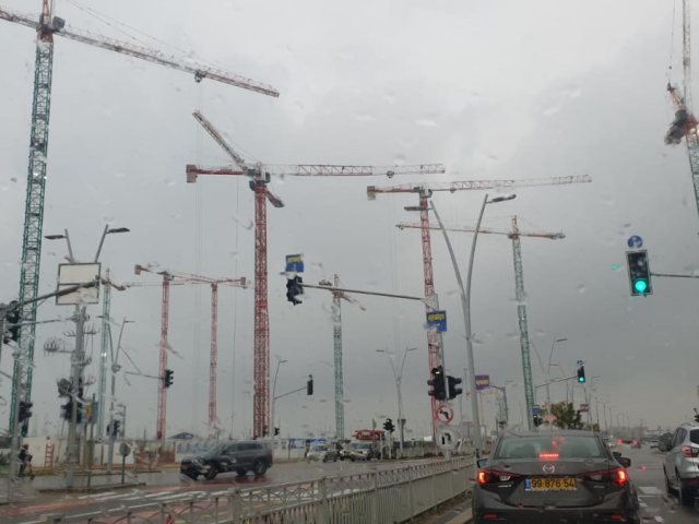 מנופי הבניה באיזור שכונת פארק לכיש שבבנייה (צילום: שמואל סרדינס)