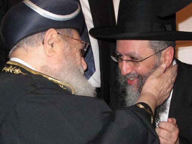 רבי דוד יוסף עם אביו הגר"ע יוסף זצ"ל. מ' מיכאלי