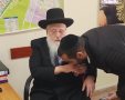 ר' אברהם אוחנה אביו של הבחור החטוף יוסף חיים הי"ו מקבל את ברכתו של הגר"ח פינטו. א. מיכאלי