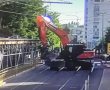 "מקריס ברגע": צפו ברגע הפגיעה של  הטרקטור בכבל החשמל של הרכבת הקלה בירושלים
