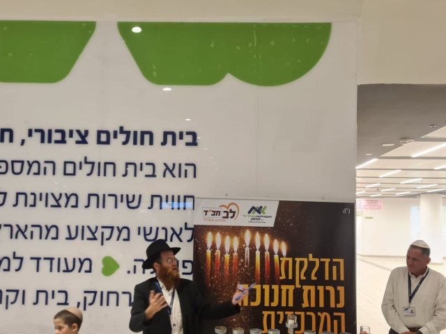 הרב גודמן בהדלקת הנרות. אסותא