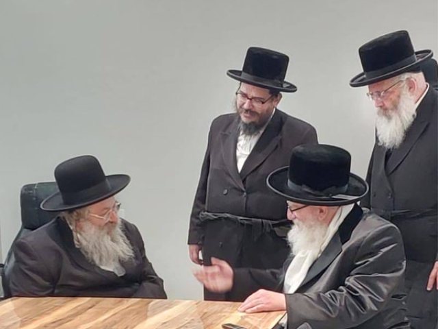 האורח מסקווירא אצל הרב אלתר. המצלם