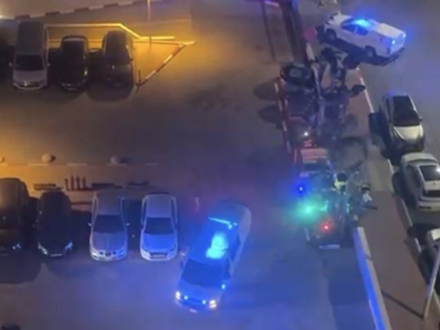 חבלני משטרה בודקים בזירה את החפץ החשוד