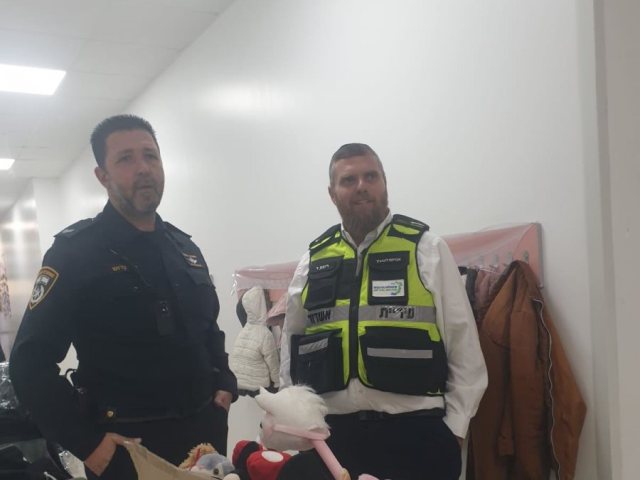 יור מינהלת רובע ז' יחד עם השוטרים. מינהלת רובע ז'