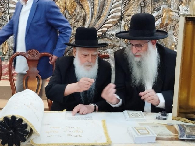 הכנסת ספר תורה משפחות ספרא גאון. א' מיכאלי
