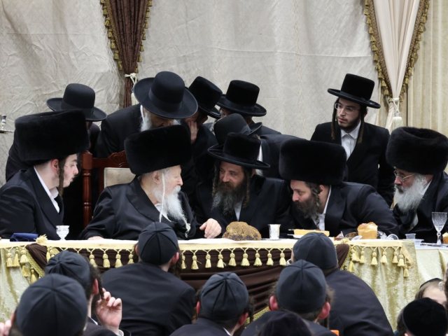 האדמור מפיטסבורג בשמחה. תמונה לפי חוק ז"י 27א
