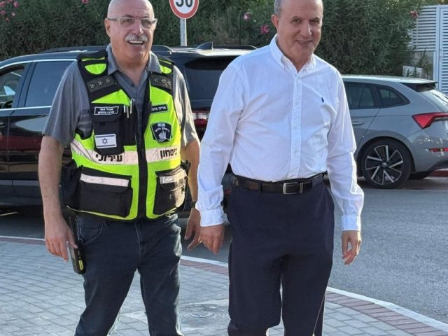 איטח עם לסרי בימי מבצע עופרת יצוקה. עיריית אשדוד. 