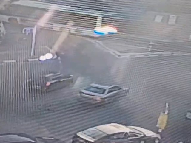 נוהג בפראות וחוסם רכב אחר