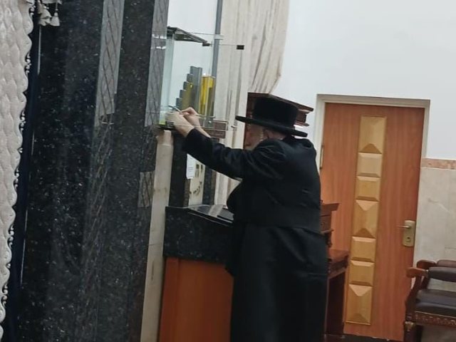 האדמור מטשארנאביל באמירת תהלים. א' מיכאלי