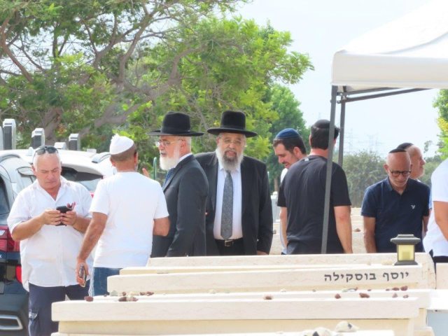 הקמת מצבה רבי אליהו אבוחצירא. א'. מיכאלי