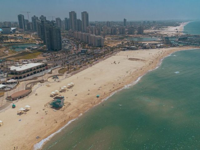 חופים מטופחים. חוף הים. מיקי אדרי