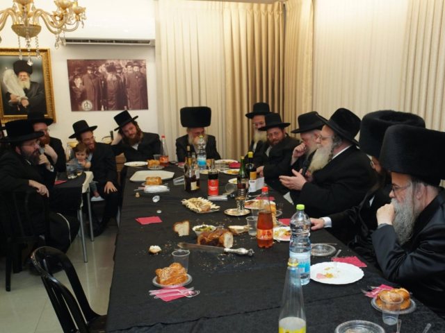 ראש הישיבה הגרש אלתר בשבע ברכות. המצלם