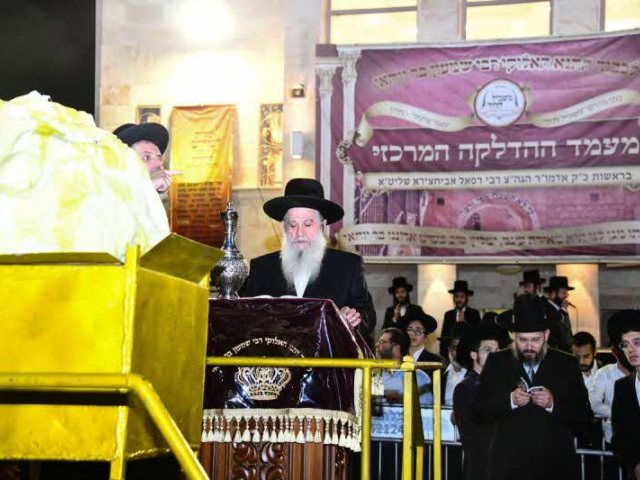 רבי רפאל אבוחצירא בהדלקה. א' מיכאלי