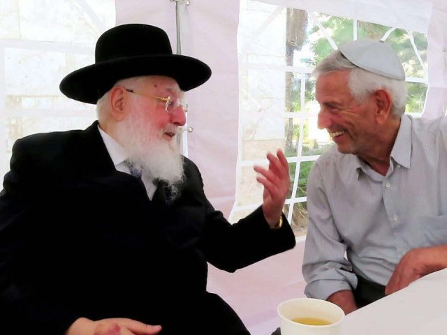 רב העיר בניחום אבלים. מ' מיכאלי