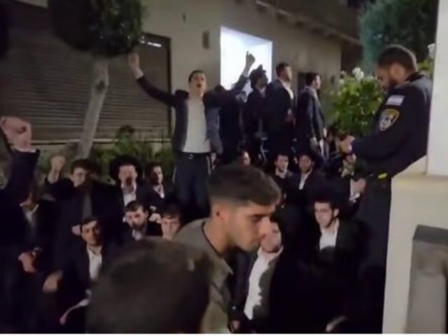 כבשו את הבית הפרטי של הקצין (צילום: יואלי ברים)