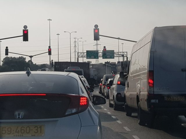 עומסי תנועה (צילום: אשדוד נט)