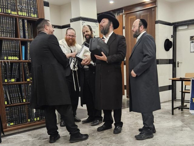 הרב אברהם דרעי בשיחה עם מתפללים בבית המדרש 'בית פנחס' של בעלזא יממה לפני פטירת אביו