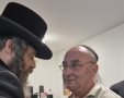 האדמו"ר מפיטסבורג מנחם את אביו של יונן חזוט היד. פיטסבורג
