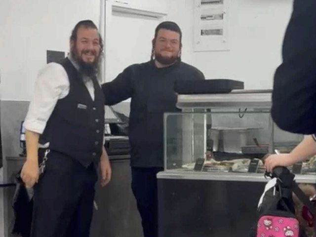 יענקי שטיין חונך את החנות החדשה. מתוך הסירטון