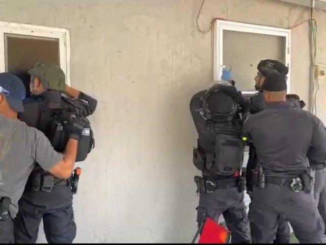 מתוך הפשיטה על דירת המסתור