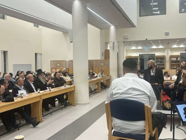 שירת הבקשות סוכת הרחמים. המצלם