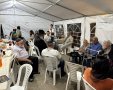 הרב אבוחצירא מנחם את.משפחת פורת. המצלם