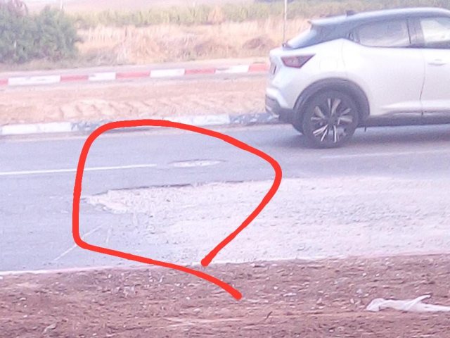הבור בכביש S. המצלם