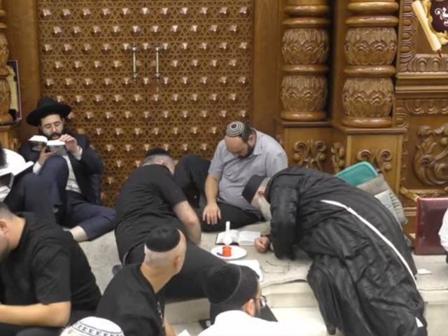 רבי מאיר אבוצירא באמירת הקינות. מ' מיכאלי