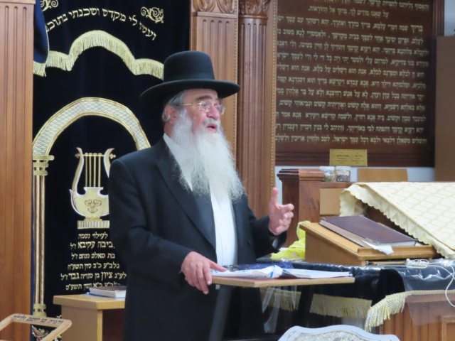 מ"מ רב העיר הרב קלמנוביץ שליט"א בשיעור. א' מיכאלי