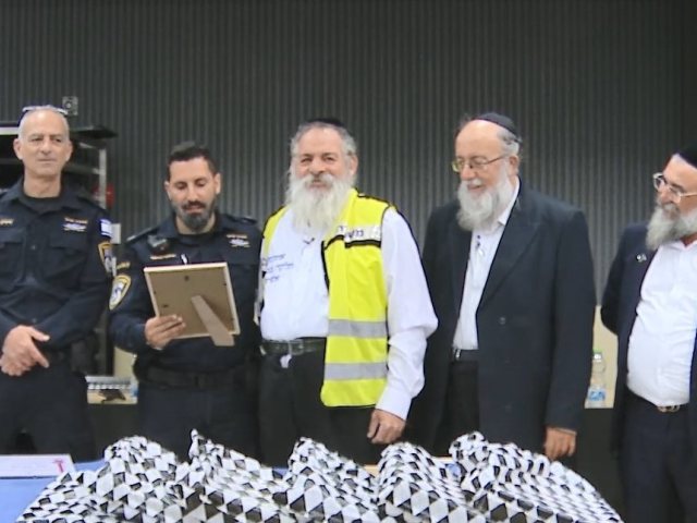 מקבל את תעודת ההוקרה 