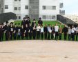 תלמידי הת"ת הכלל חסידי על רקע הבנין החדש. דעת מישרים