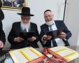 הרב דהן מציג את המגנט בפני רב העיר הגר"ח פינטו. א' מיכאלי