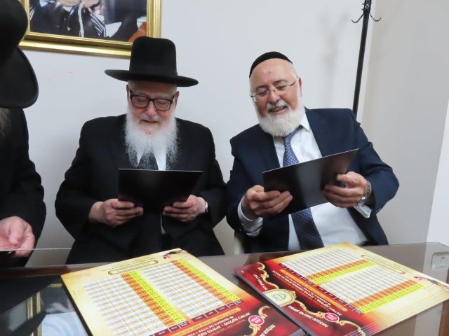 הרב דהן מציג את המגנט בפני רב העיר הגר"ח פינטו. א' מיכאלי