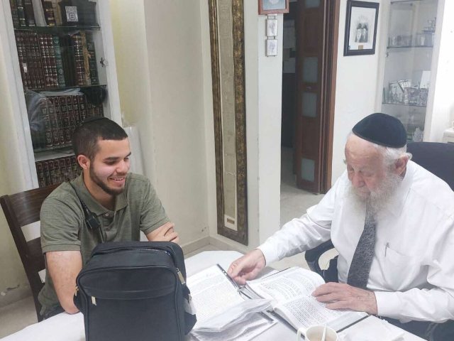 הנכרי משיב את החמץ. המצלם