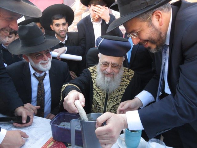 הראשל בהנחת אבן הפינה למוסדות קדם מפעליו. א. מיכאלי