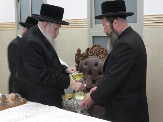 טיש בחצר הקודש טשארנאביל. צילום: באדיבות המצלם 