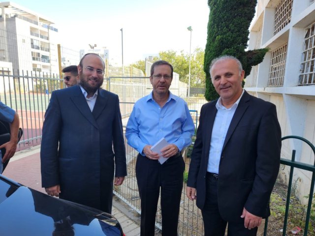 ראש העיר, נשיא המדינה ורב בית החולים אסותא. י"ק