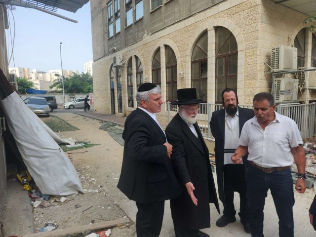 אמסלם, וובר וטננהויז בסיור עם בן עדי. המצלם