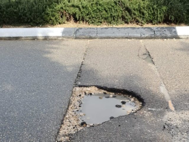הבור שגרם לפגיעה ברכב. עו"ד יצחק פלבינסקי