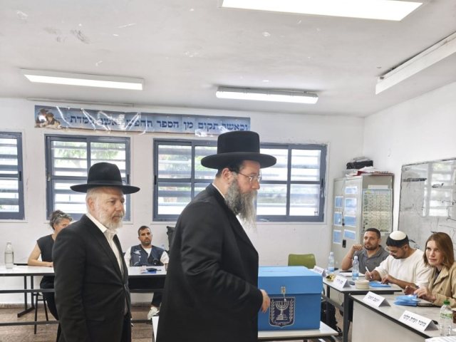 האדמור מטאלנא מצביע