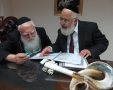 בדיקת תפילין בחודש אלול במועצה הדתית. שוקי לרר