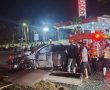 איבד שליטה על רכבו, עלה על האי תנועה פגע בגדר ובעמוד תאורה ונפצע (וידאו)