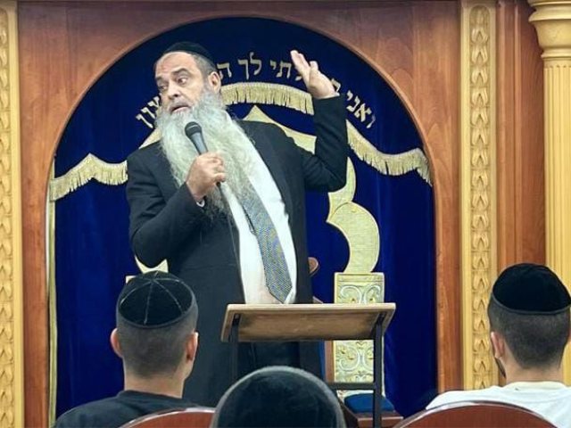 הרב זר בשיחה בפני ילדי שגיא ויעקב. א' מיכאלי