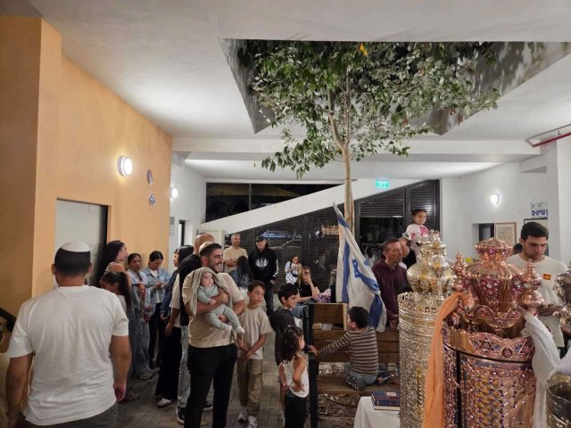 הקפות שניות בסוכת הרחמים. המצלם