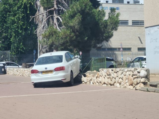 מכונית על הגדר. באדיבות המצלם