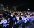 המונים בשמחת בית השואבה המסורתית במוצאי החג