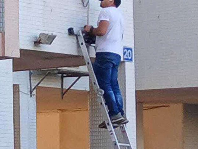 מתקינים מצלמות אבטחה על ביתו של החכ. א' מיכאלי